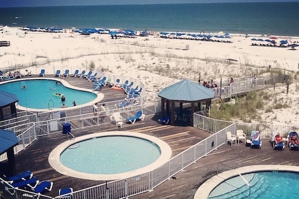 Una piscina al aire libre, una piscina climatizada