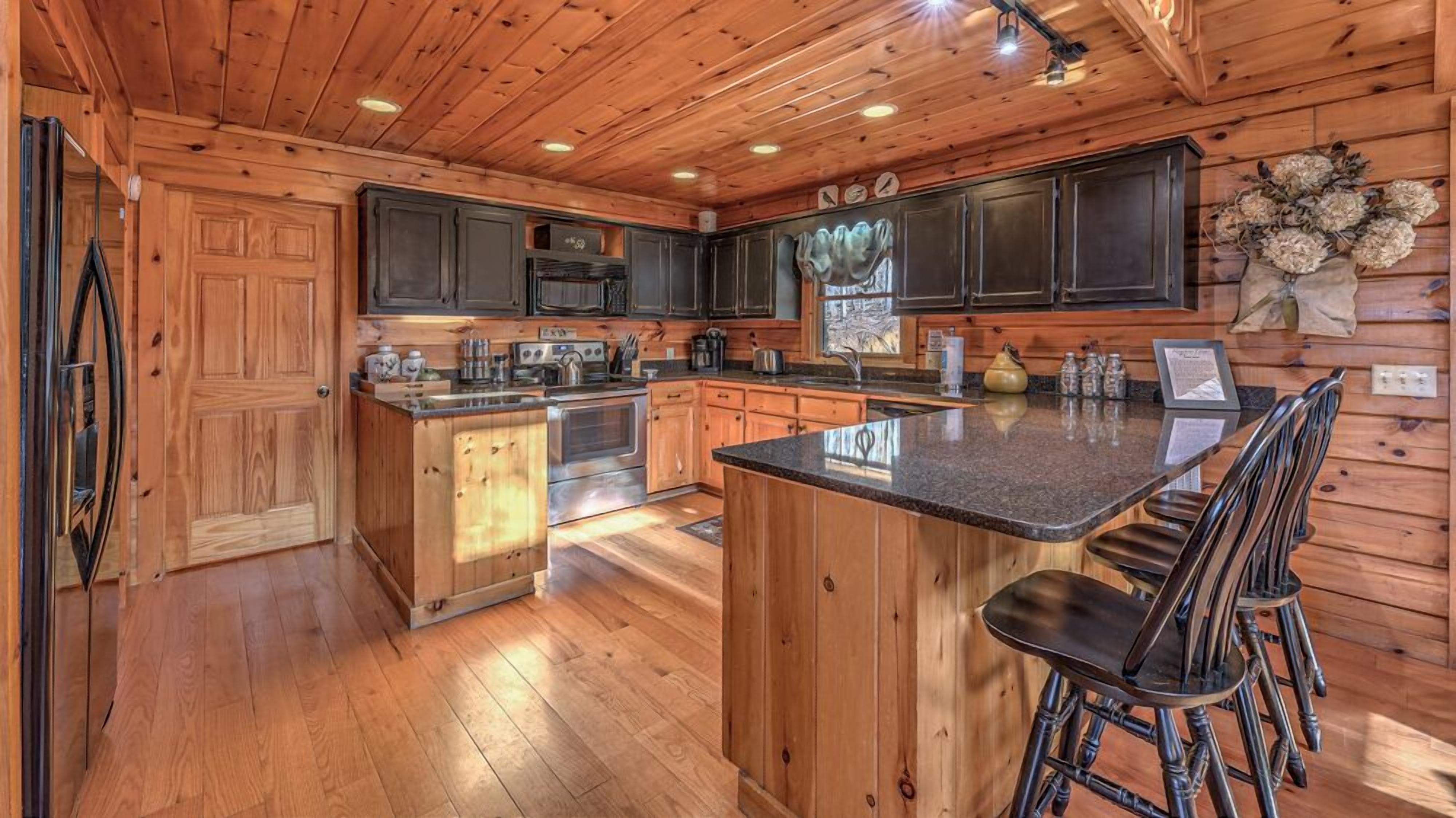 Absolute Bliss Lodge- Pet Friendly | Panoramic Views | Hot Tub