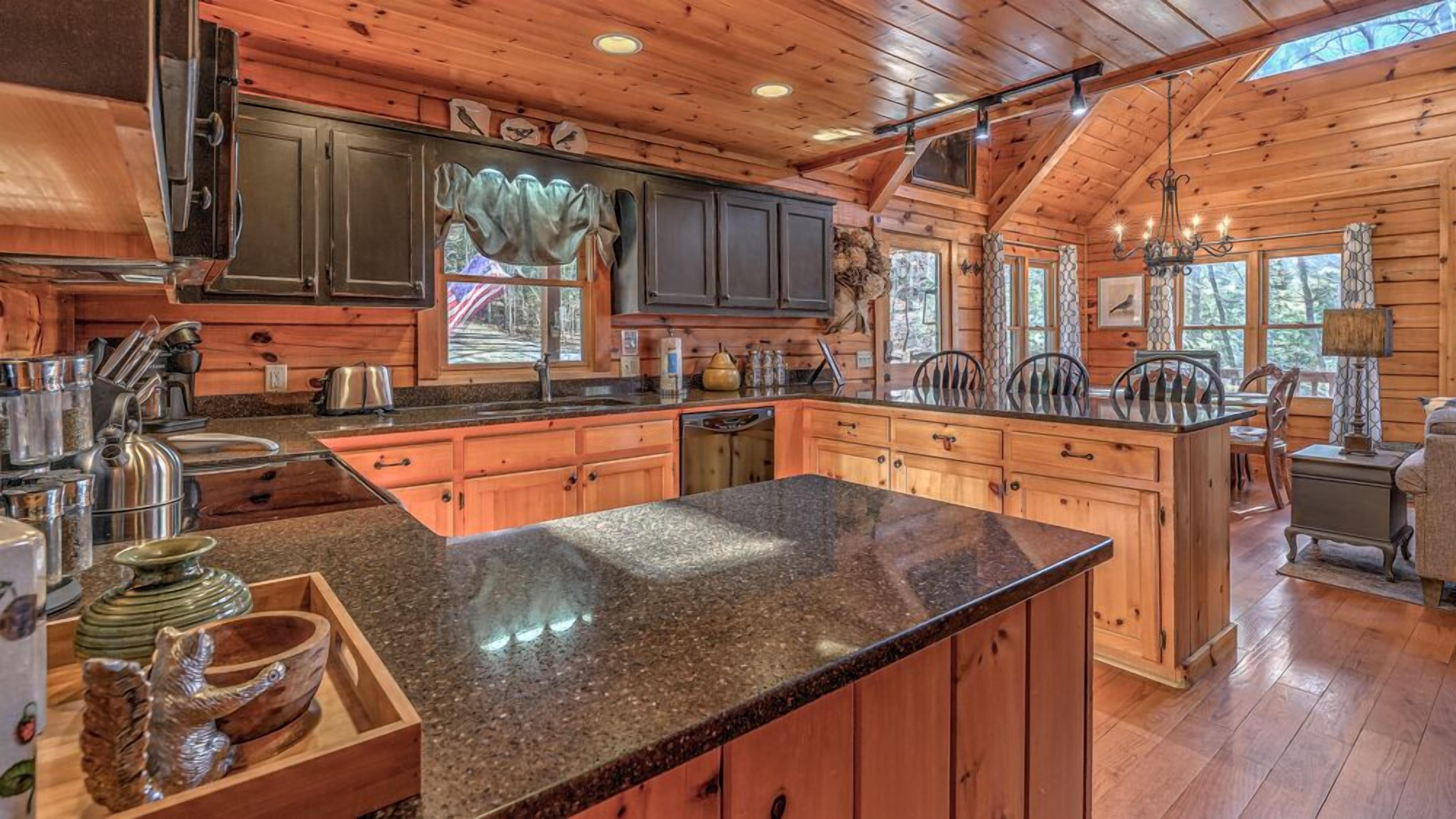 Absolute Bliss Lodge- Pet Friendly | Panoramic Views | Hot Tub