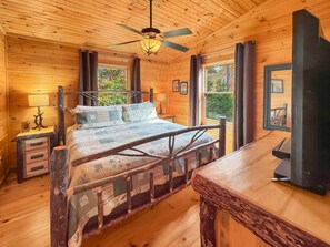 3 bedrooms, iron/ironing board, free WiFi, bed sheets - Leatherwood Lodge- Breathtaking Views | Hot Tub | Outdoor Fireplace (Cherry Log)