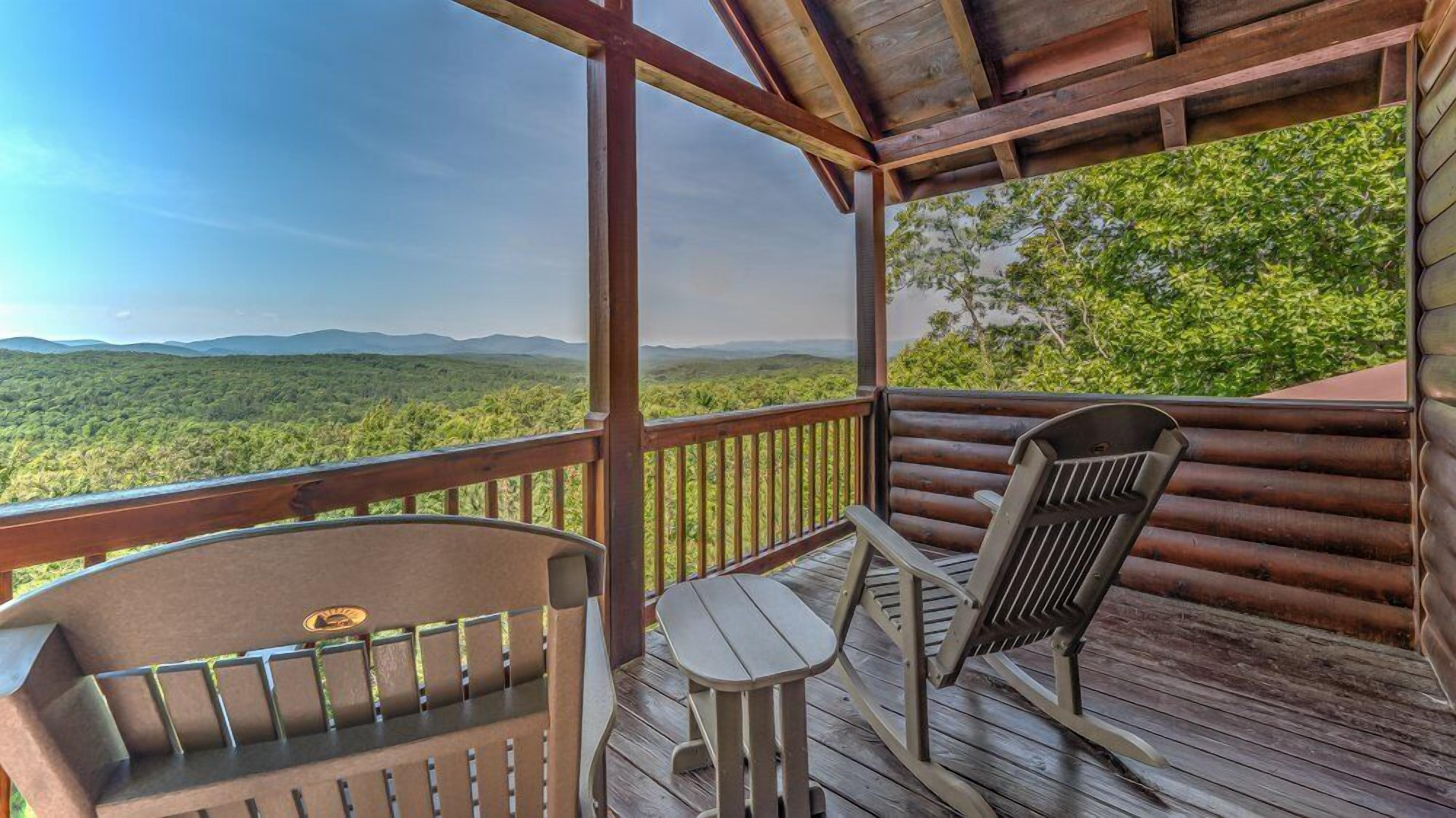 Eine Holzterrasse mit Blick auf eine bewaldete Landschaft.