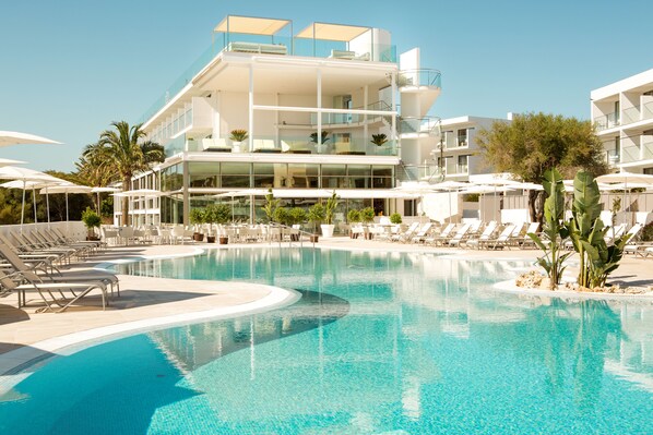 Seasonal outdoor pool, open 10:00 AM to 6:00 PM, cabanas (surcharge)