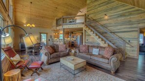 Een flatscreentelevisie, een open haard, videogames en een dvd-speler