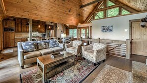 Een televisie, een open haard en een stereo