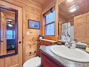 Kombinert dusj/badekar, hårføner og håndklær