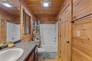 Combined shower/tub, hair dryer, towels