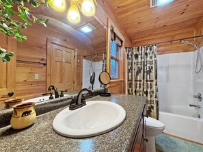 Combined shower/bathtub, hair dryer, towels - Lil' Slice of Heaven- Pet Friendly | Hot Tub | Fire Pit | Cherry Log (Cherry Log)