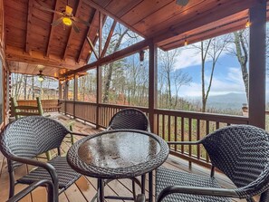 Terrace/patio - Lil' Slice of Heaven- Pet Friendly | Hot Tub | Fire Pit | Cherry Log (Cherry Log)