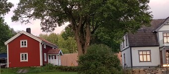 Landsby fra 1800-tallet i et levende landskap nær naturen.