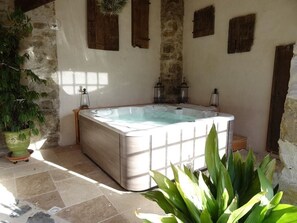 Indoor spa tub - Chambre d'hôte le Mas du Galibot (Saint-Florent-sur-Auzonnet)