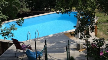 Kolam renang terbuka bermusim