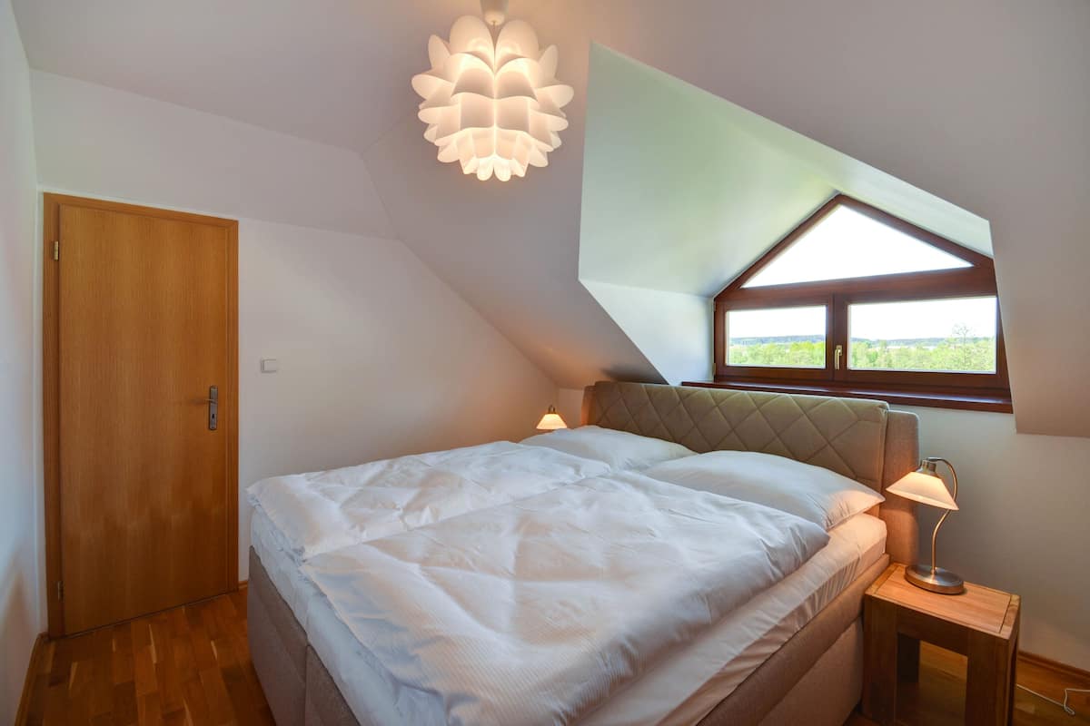 Familie huis (Maastricht) | 2 slaapkamers, een bureau, een laptopwerkplek, verduisterende gordijnen