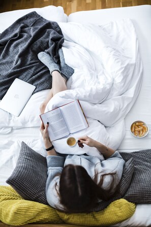 Bureau, espace de travail pour ordinateur portable, rideaux occultants