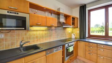 Casa familiare (Brusel) | Cucina privata | Frigorifero con congelatore, microonde, forno, piano cottura