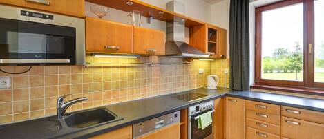 Family House (Brusel) | Private kitchen | Full-size fridge, microwave, oven, stovetop