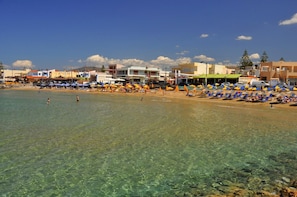 Playa en los alrededores y playa de arena blanca