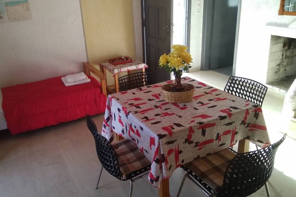 Departamento, 2 habitaciones | Área de sala de estar | Televisión de pantalla plana y chimenea