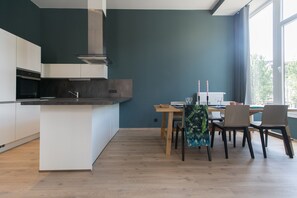 Business Apartment | Private kitchen | Fridge, microwave, oven, stovetop