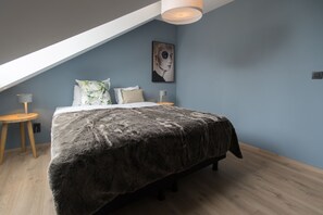 Appartement luxueux | Fer et planche à repasser, accès au Wi-Fi (inclus), literie fournie