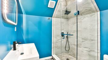 Superior Studio Suite | Bathroom | Shower, rainfall showerhead, free toiletries, hair dryer