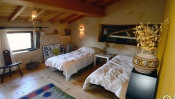 2 Schlafzimmer, Reisekinderbett