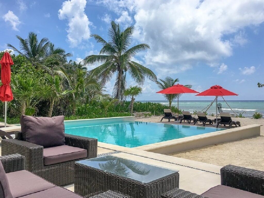 Een buitenzwembad, een sportzwembad en ligstoelen