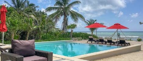 Een buitenzwembad, een sportzwembad en ligstoelen