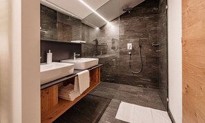 Suite, Terrace | Bathroom | Free toiletries, hair dryer, bathrobes, slippers - Oberhauser Hütte Passion for Nature (Luson)