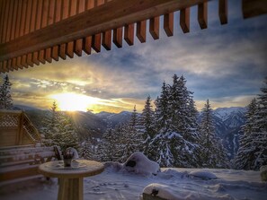 A wooden pergola with a view of snow-covered mountains and a sunset. - Oberhauser Hütte Passion for Nature (Luson)