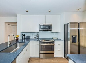 Kühlschrank, Mikrowelle, Ofen, Herdplatte