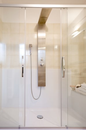 Apartment, 2 Bedrooms | Bathroom shower