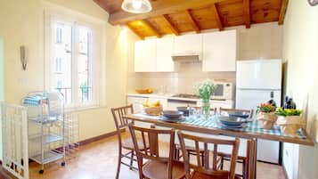 Appartement, 2 chambres | Restauration dans la chambre