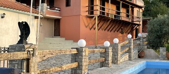 Zenterra -Country house With swimming pool