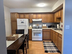 Fridge, microwave, oven, stovetop - Beautiful, Safe and Clean Garden Style Apartment Close to Everything!!!! (Portsmouth)