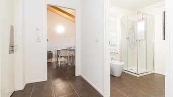 Familien-Suite | Badezimmer | Dusche, Regendusche, kostenlose Toilettenartikel, Haartrockner