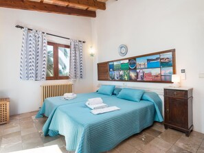 8 bedrooms, iron/ironing board, internet, bed sheets