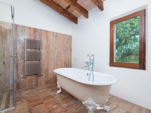 Combined shower/tub, hair dryer, bidet, towels