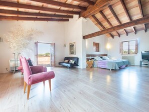 8 bedrooms, iron/ironing board, Internet, bed sheets