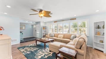 Smart-tv, een tafeltennistafel en boeken