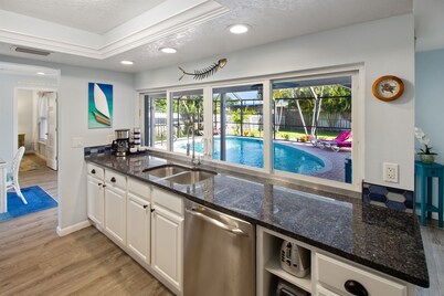 Private Pool Home, Walk to Beach