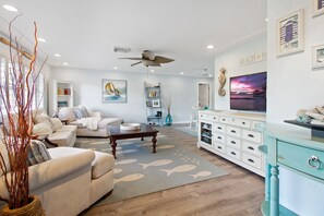 Smart TV, ping pong, books - Private Pool Home, Walk to Beach (Cocoa Beach)