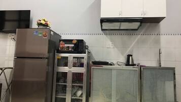 Fridge, microwave, stovetop, electric kettle