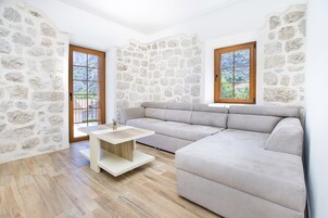 Apartamento Confort | Zona de estar | Una televisión de pantalla plana