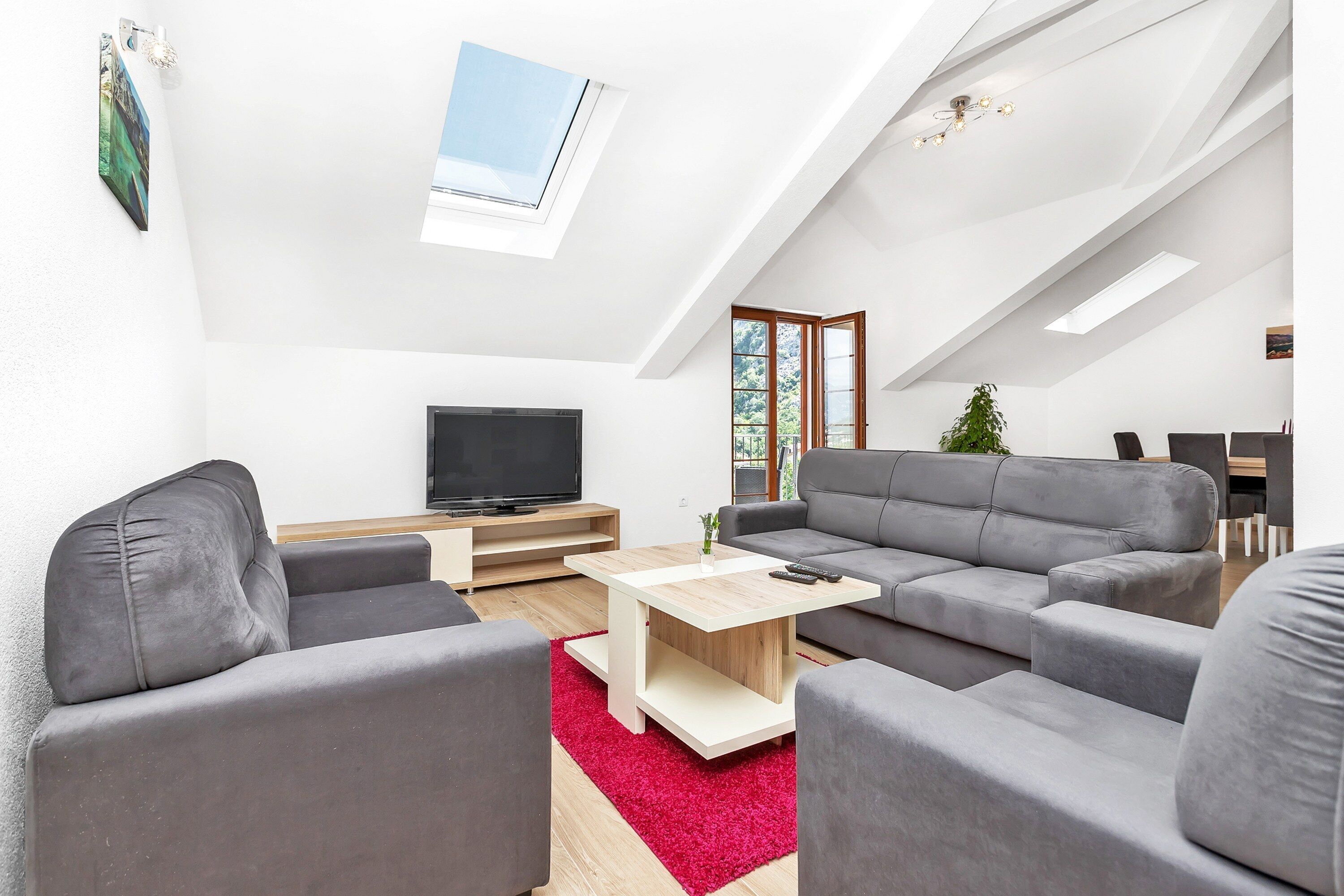 Comfort Penthouse | Premium bedding, desk, blackout curtains, soundproofing
