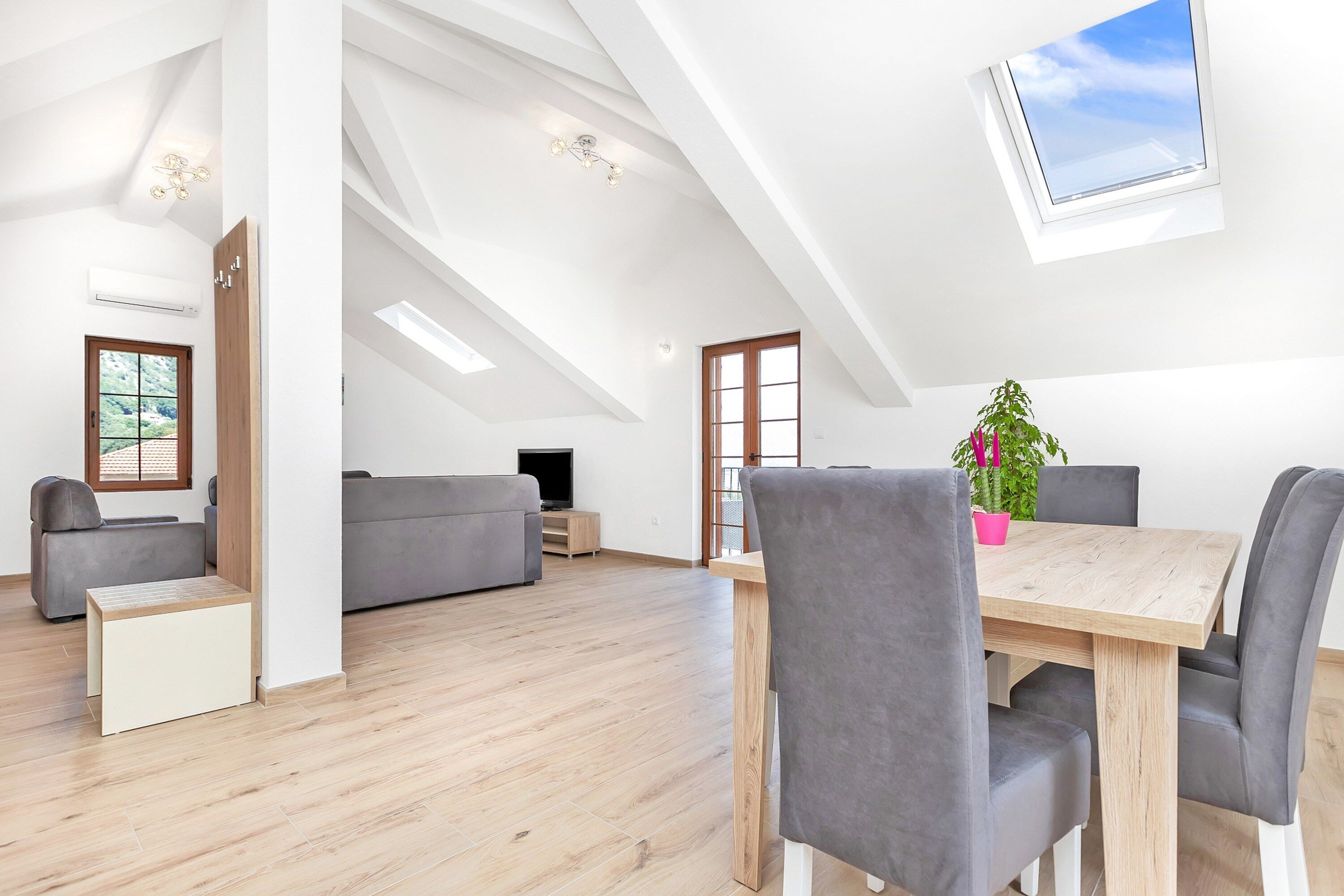 Comfort Penthouse | Premium bedding, individually decorated, individually furnished, desk