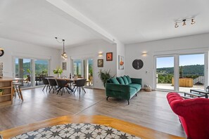 Televisión, videojuegos, reproductor de DVD, mesa de ping pong