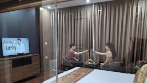 羽绒被、迷你吧、遮光窗帘、熨斗/熨板
