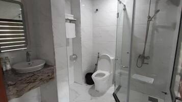 Ducha, artículos de tocador gratuitos, secador de pelo, pantuflas