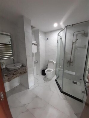 Douche, articles de toilette gratuits, sĂšche-cheveux, chaussons