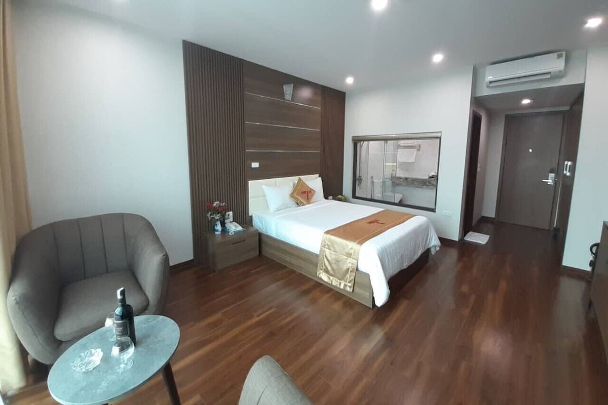 Cubrecamas, minibar, cortinas blackout y tabla de planchar con plancha
